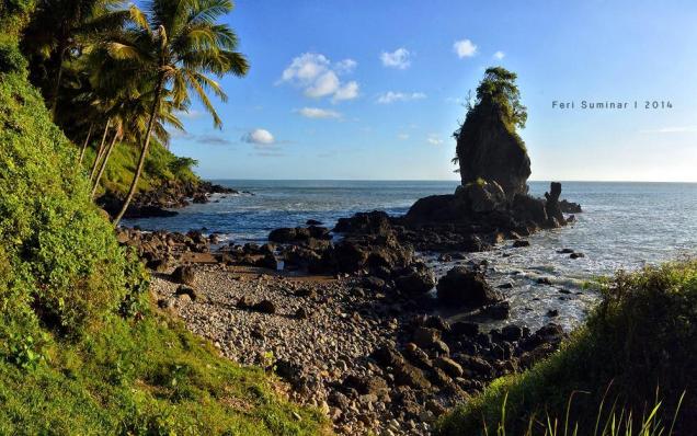 Pantai Karang agung, sebuah pantai berkarang di desa argopeni kecamatan Ayah kebaupaten Kebumen.